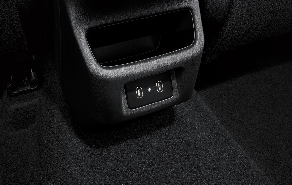 Cửa gió hàng ghế sau tích hợp cổng sạc Type C Cửa gió hàng ghế sau tích hợp cổng sạc Type C